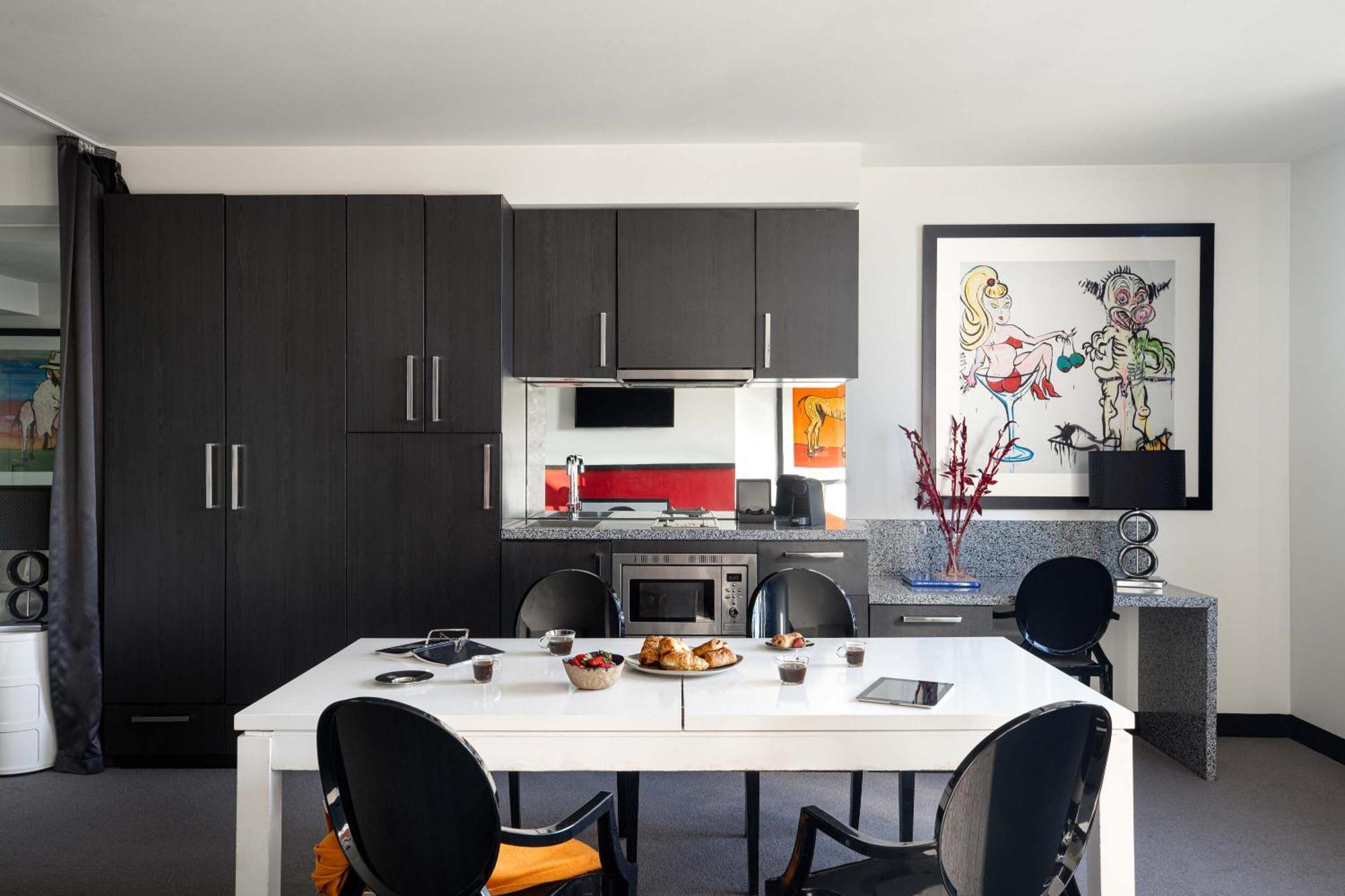 The Cullen Melbourne - Art Series Ngoại thất bức ảnh A kitchen in a typical apartment at The Standard East Village